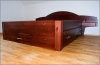 postel s úložným prostorem z borovice