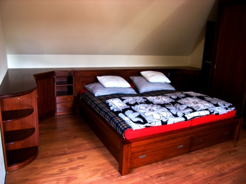 dřevěná ložnice